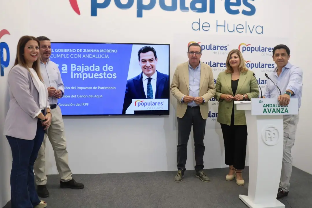 Manuel Andrés González, junto a integrantes del PP en la JUnta.