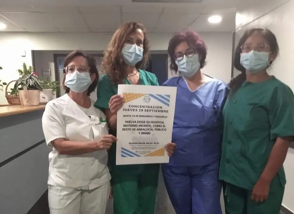 Personal sanitario llamando a la participación en la concentración de este jueves ante la Delegación de Salud de la Junta.