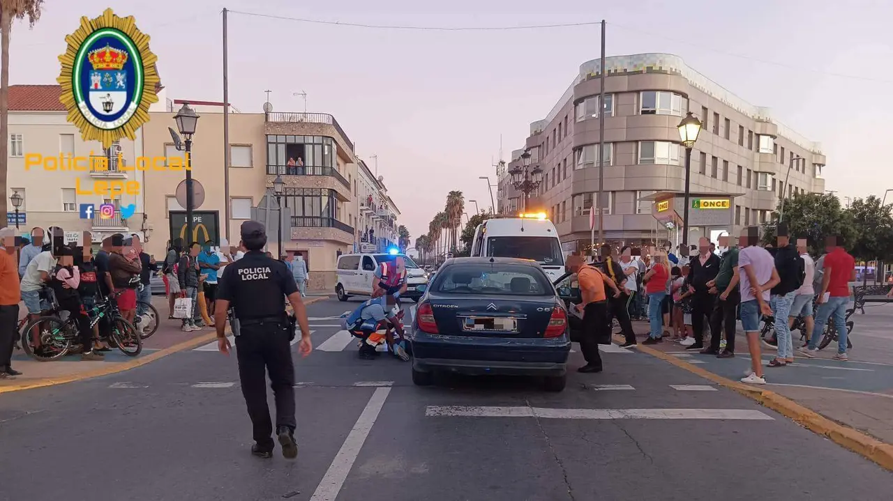 Momento en el que el ciclista recibe atención médica