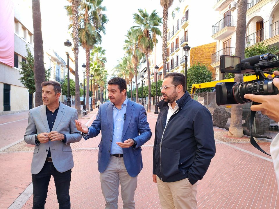 Representantes socialistas en una comparecencia pública en las calles de Huelva