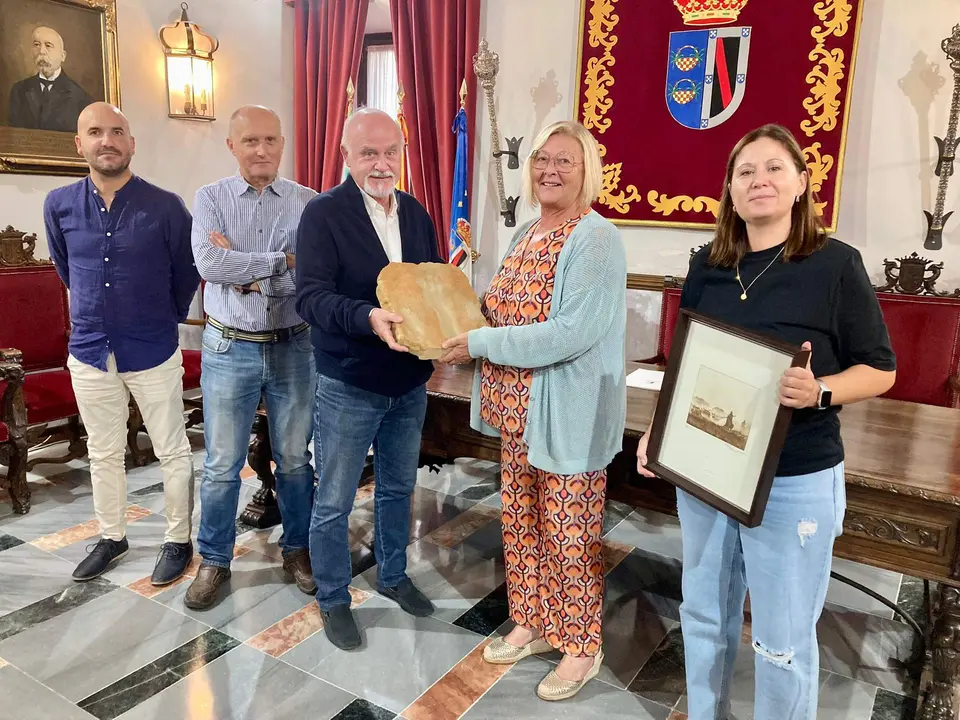 La alcaldesa recibe la réplica de la huella de homínidos.