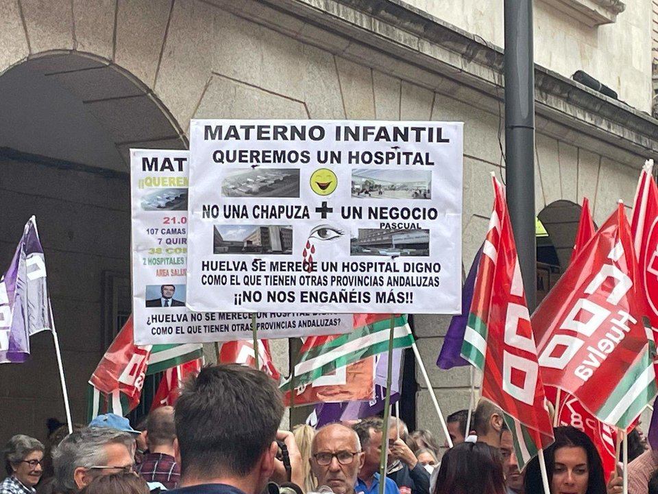 Protesta en Huelva por el Materno Infantil.