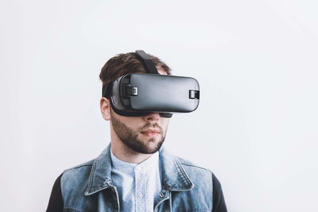 Un joven juega con unas gafas de realidad virtual