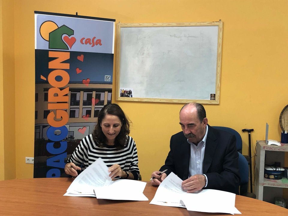 Concha Salas, presidenta de la Asociación Casa Paco Girón, y Heliodoro Mariscal, presidente de la Fundación Atlantic Copper, firman el convenio de colaboración entre ambas entidades
