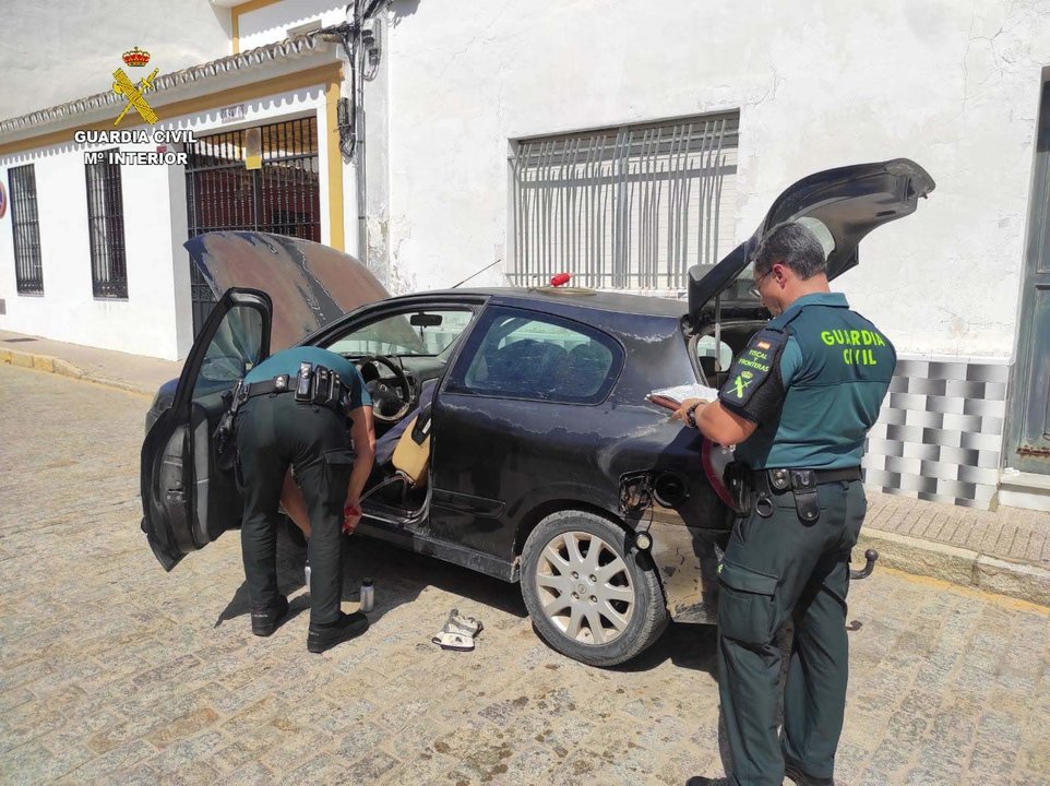 La Guardia Civil investiga el vehículo que supuestamente utilizaba el combustible robado