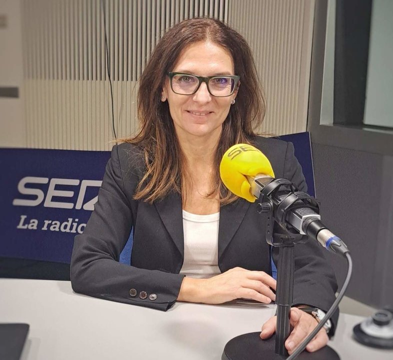 Esther Bazán, en los estudios de la SER.