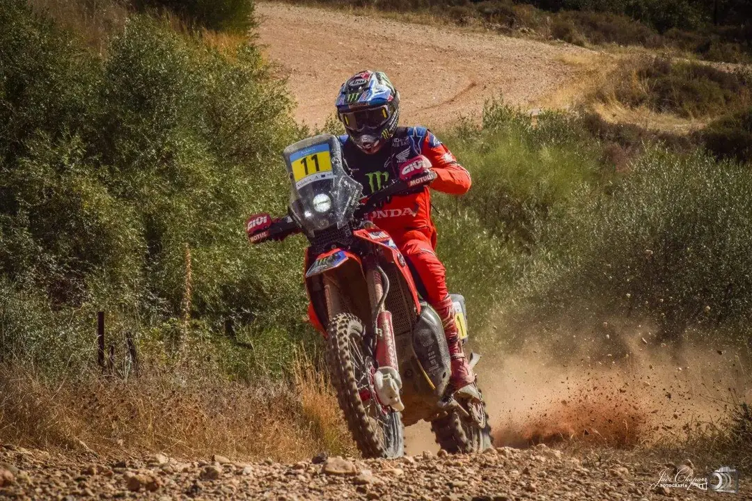 Una moto acelera en un tramo de recta