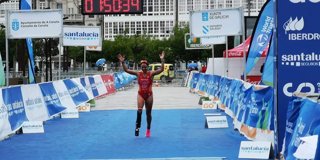 Carmen González poco antes de cruzar la meta en La Coruña.