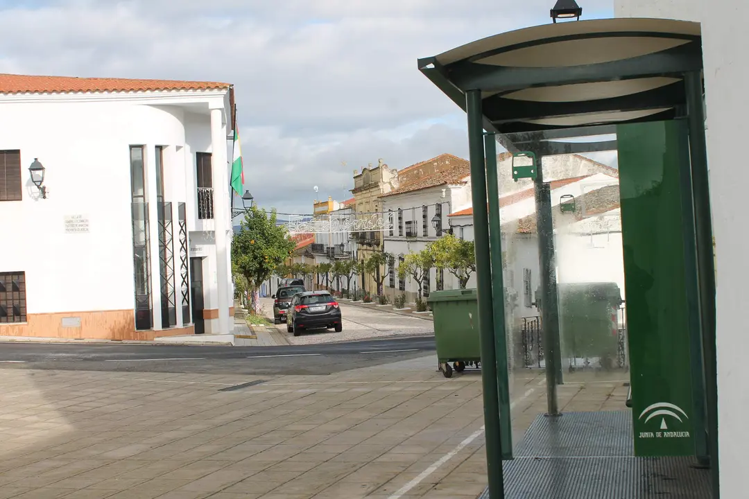 Parada de autobús en Cumbres de Enmedio, sin conexión con el hospital.