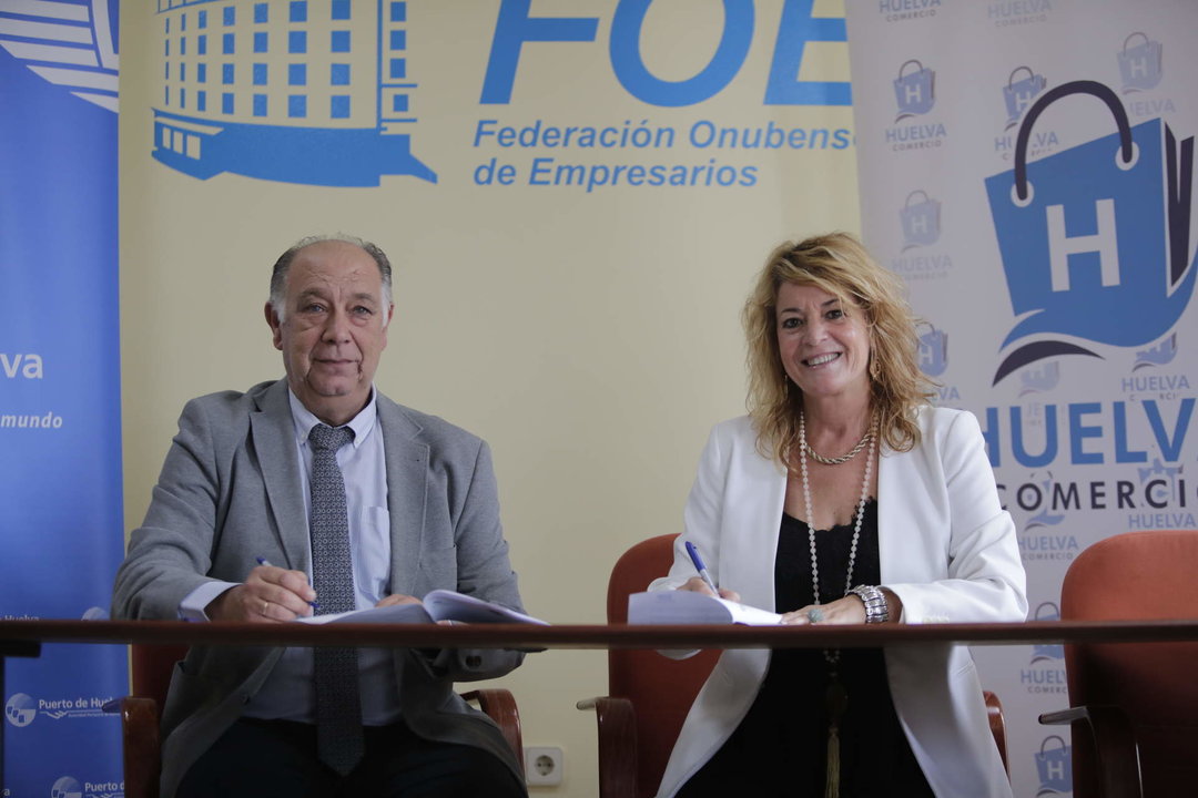 Antonio Gemio y Pilar Miranda, en la firma del acuerdo.