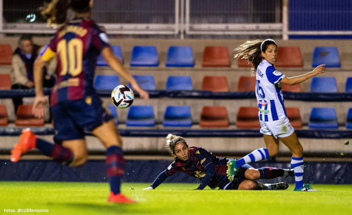 Una acción del encuentro entre el Levante y el Sporting.