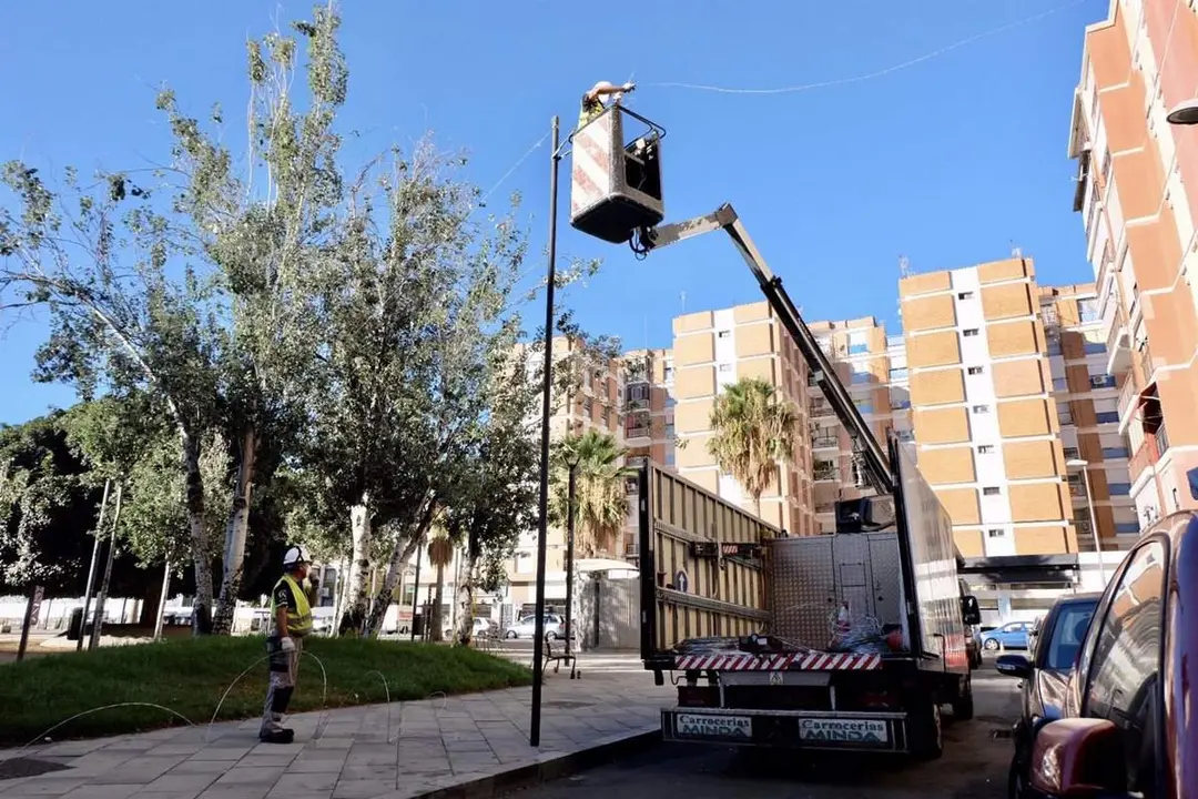 Instalación del alumbrado en la capital estos días.