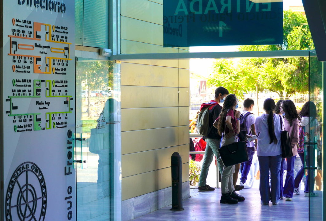 Puerta de acceso a la Universidad en la UHU
