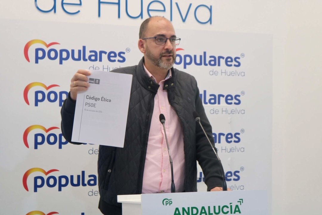 Fernández, del PP almonteño en rueda de prensa