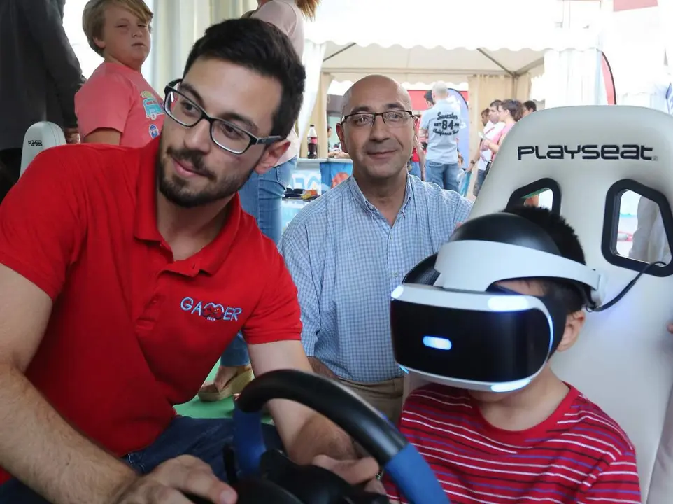 Un joven juega con unas gafas de realidad virtual