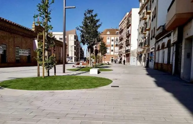 Los vecinos del barrio han recogido firmas para advertir de la situación precaria de la vivienda y su morador