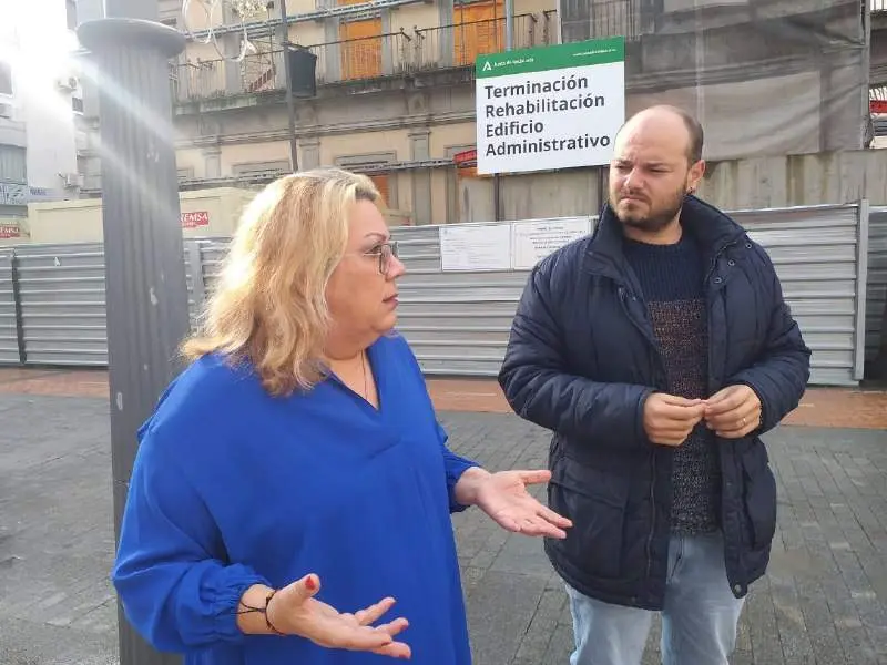 Mónica Rossi junto al antiguo edificio de Hacienda en Huelva