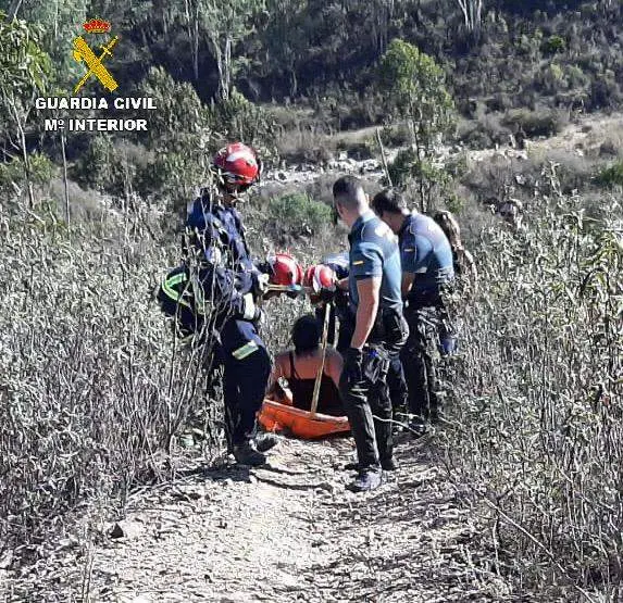 La senderista cayó a un barranco, en la imagen tras su rescate