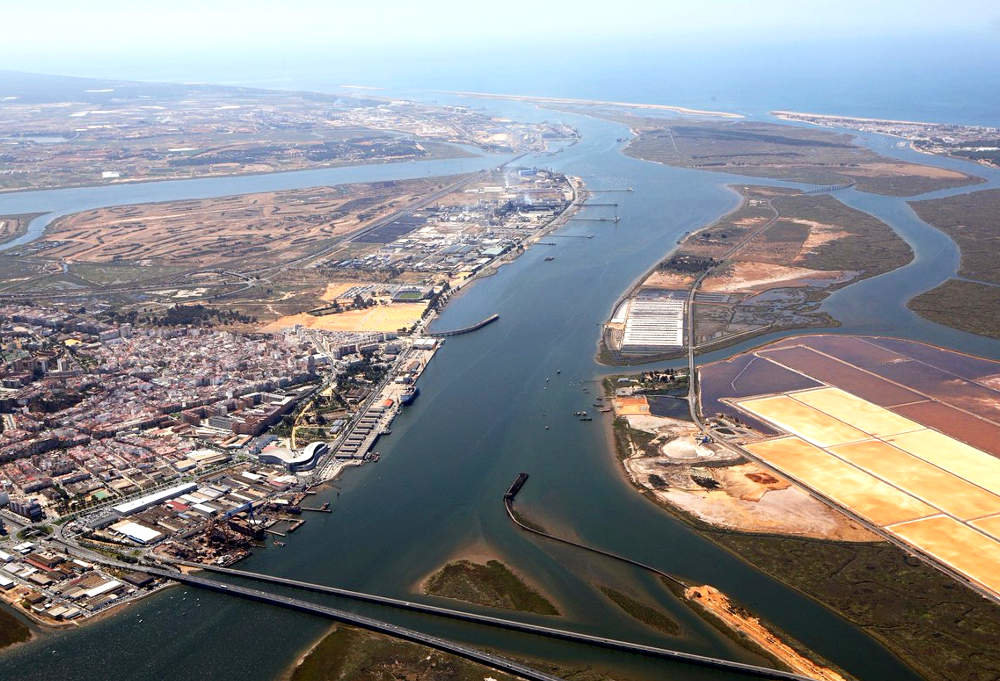 Puerto de Huelva y su entorno fabril y urbano en Palos y la capital
