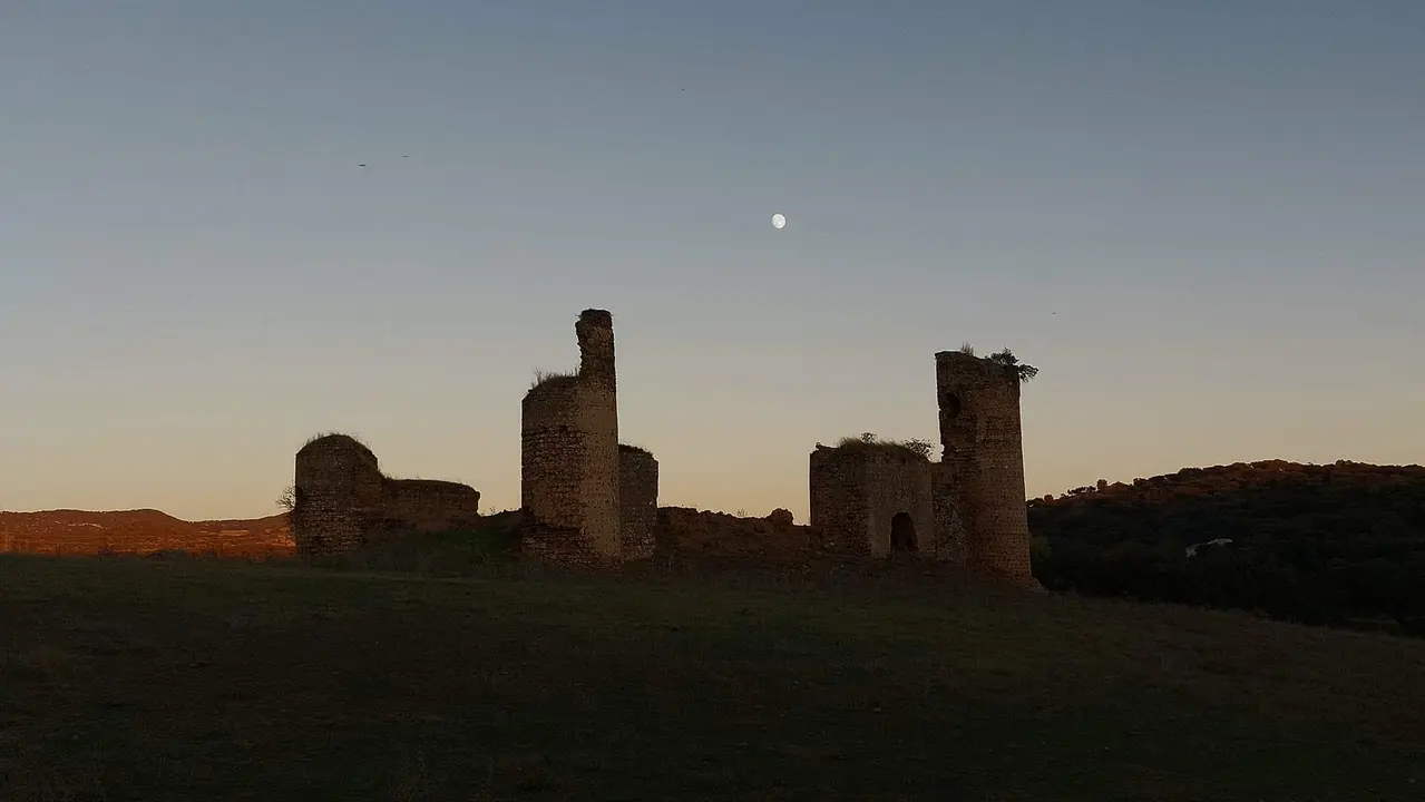 Castillos, templos, ermitas, destruidos por el abandono y la despoblación. (Fotografías: Santiago González Flores)