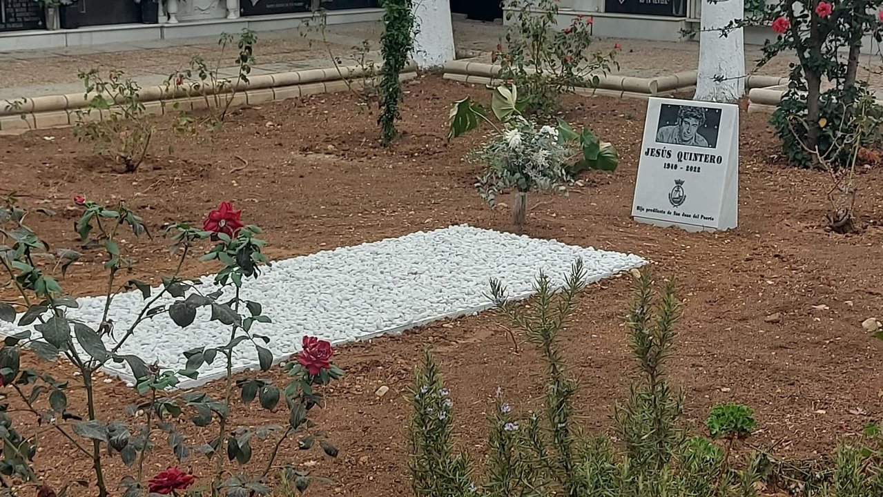 La tumba donde yacen los restos de Jesús Quintero acogerá el monumento en su recuerdo.