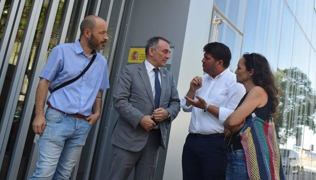 Enrique Santiago y Marcos Toti conversan en Huelva el pasado mes de juli, junto con más integrantes de IU Huelva