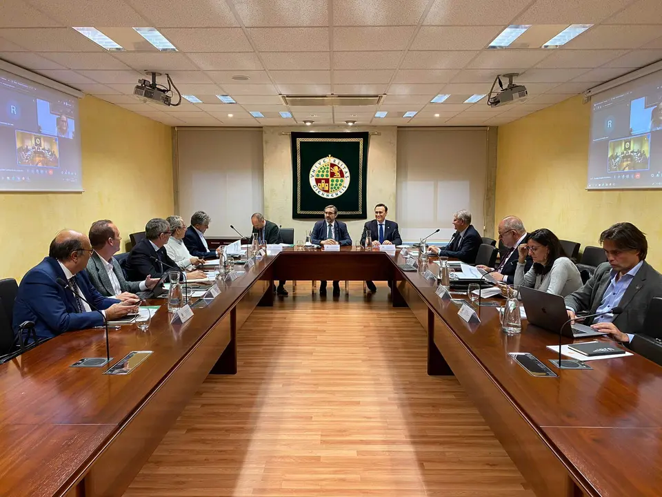 Reunión de rectores y rectoras en la JUnta