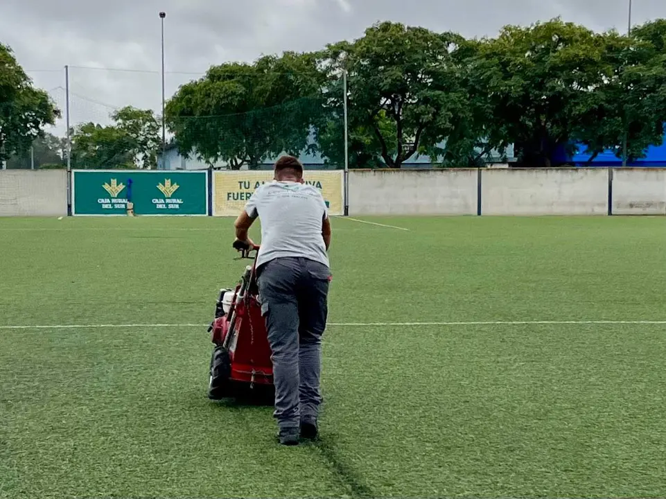 Trabajos para la sustitución del césped artificial de la Ciudad Deportiva.