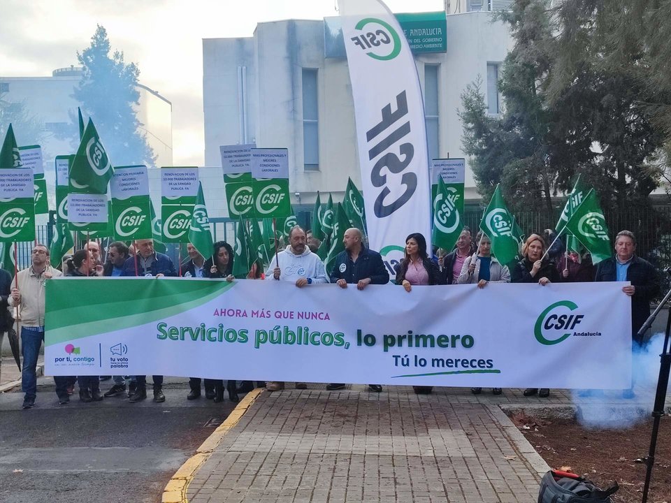 Protesta de CSIF ante la delegación del Gobierno de la Junta en Huelva