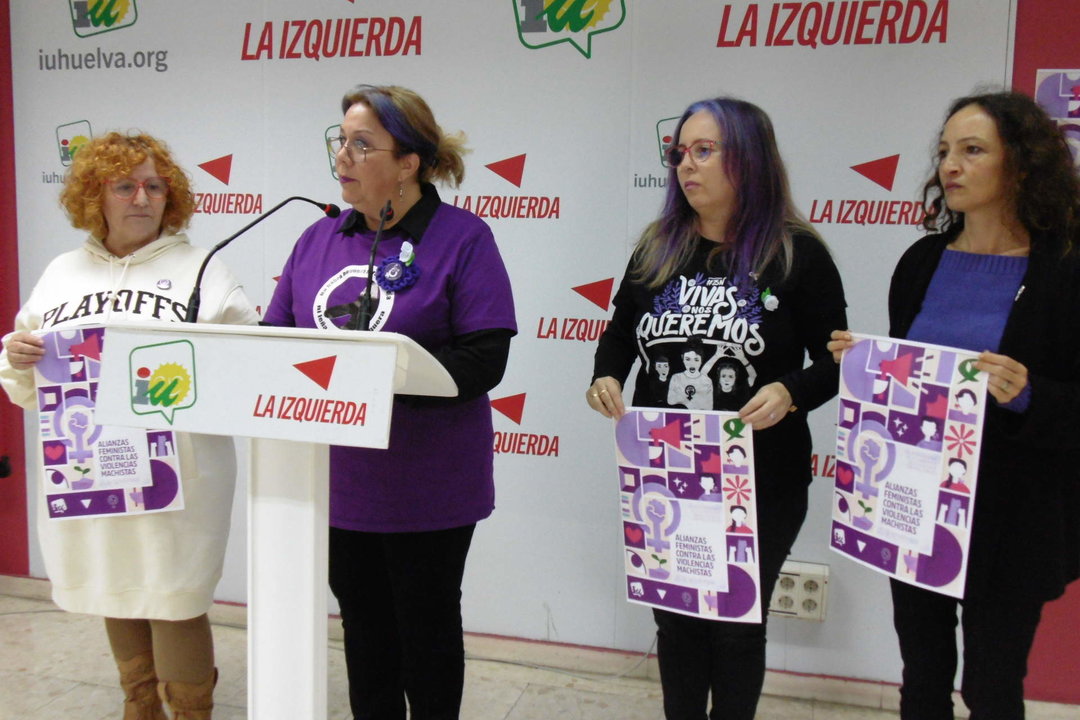 Charo González, Mónica Rossi, Mari Ángeles Alves y Silvia Zambrano, integrantes de la Red Feminista IU Huelva)