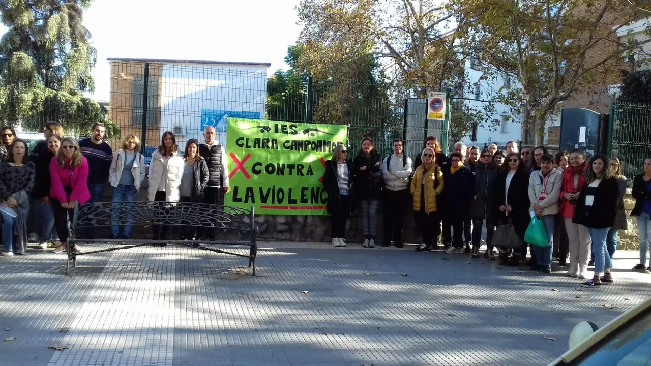 Foto de CGT Enseñanza que recoge la concentración de apoyo