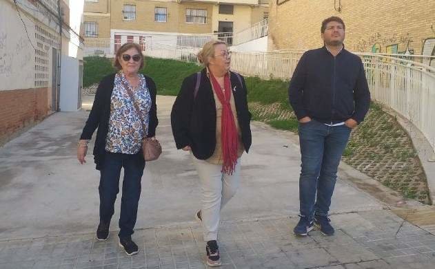 Monica Rossi recorre las calles de La Orden junto con la presidenta de la Asociación Los Desniveles y Marcos Toti