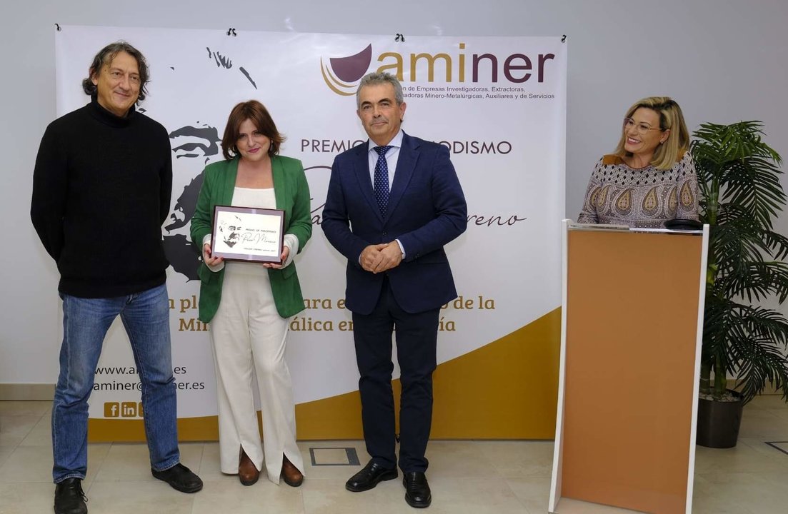 (((Pie de foto: Luis Vega, presidente de Aminer, entrega el Premio a la periodista Eva Villegas, en presencia de Priscila Moreno, gerente ejecutiva de Aminer)))