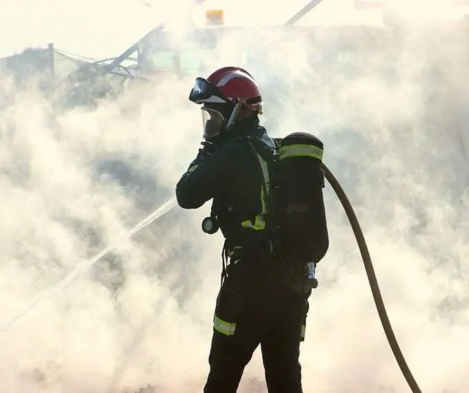 Agente del Consorcio en un incendio