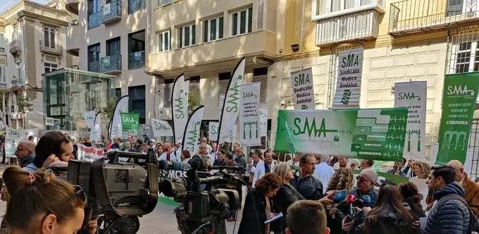 Protesta de los médicos, esta mañana, en lo que es el primer aviso a la Junta