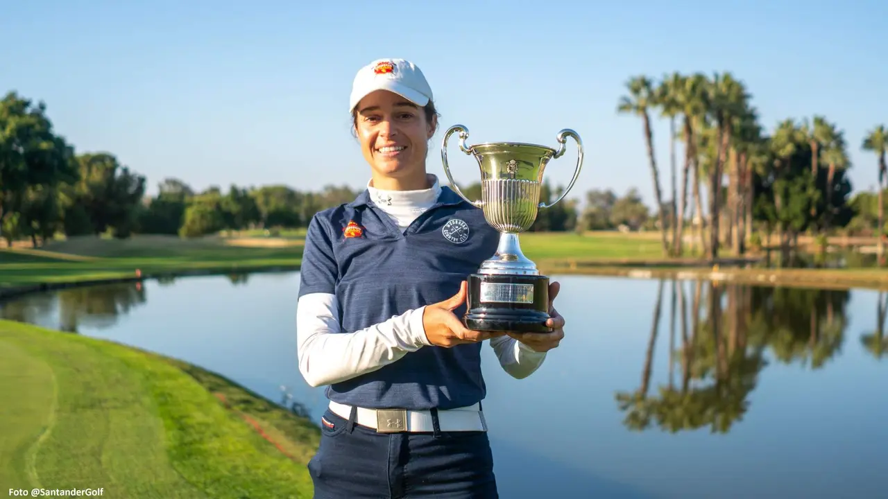 Teresa Toscano con el trofeo de Campeona de España.