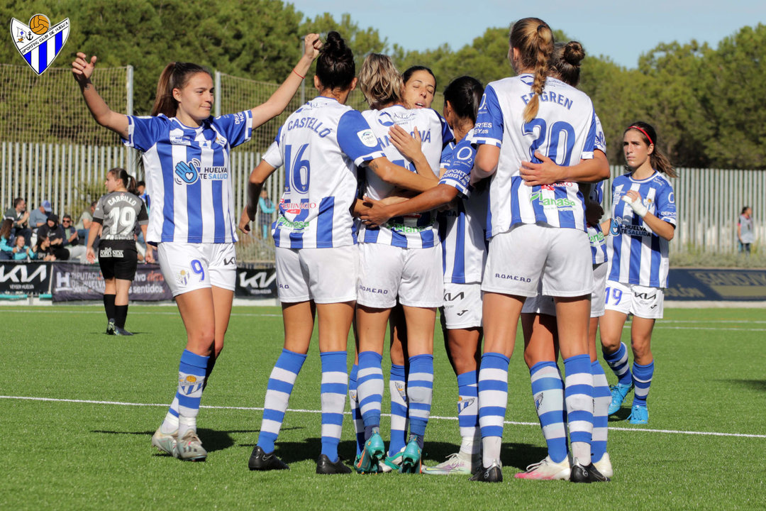 Las futbolistas del Sporting de Huelva celebran uno de sus goles al Alavés.