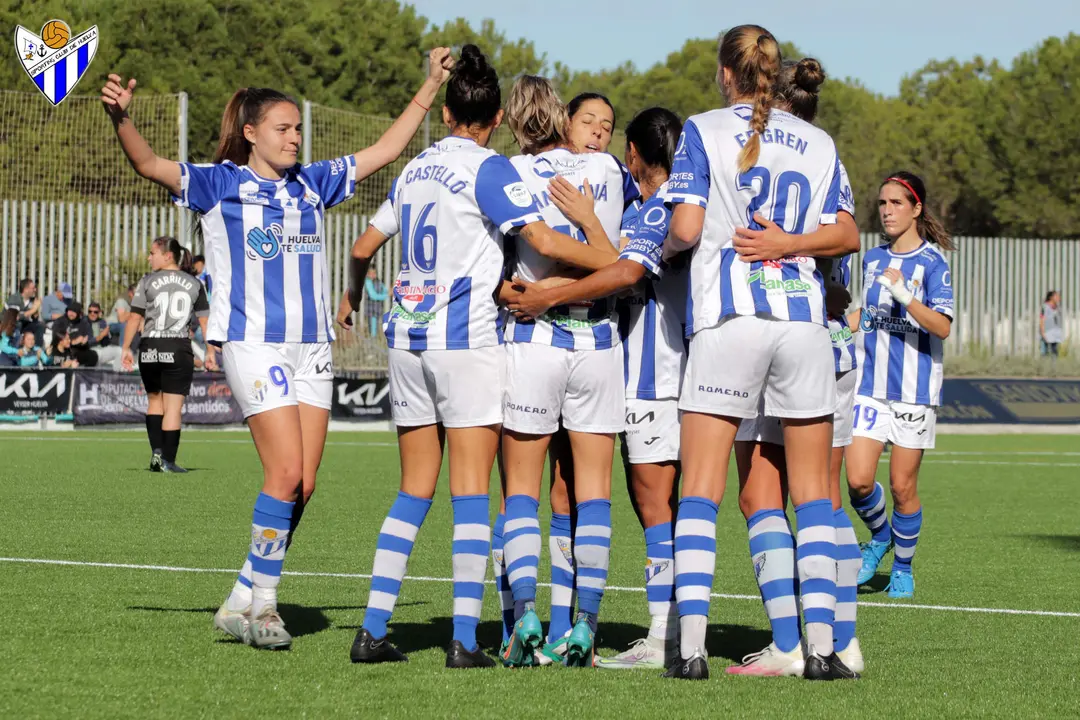 Las futbolistas del Sporting de Huelva celebran uno de sus goles al Alavés.