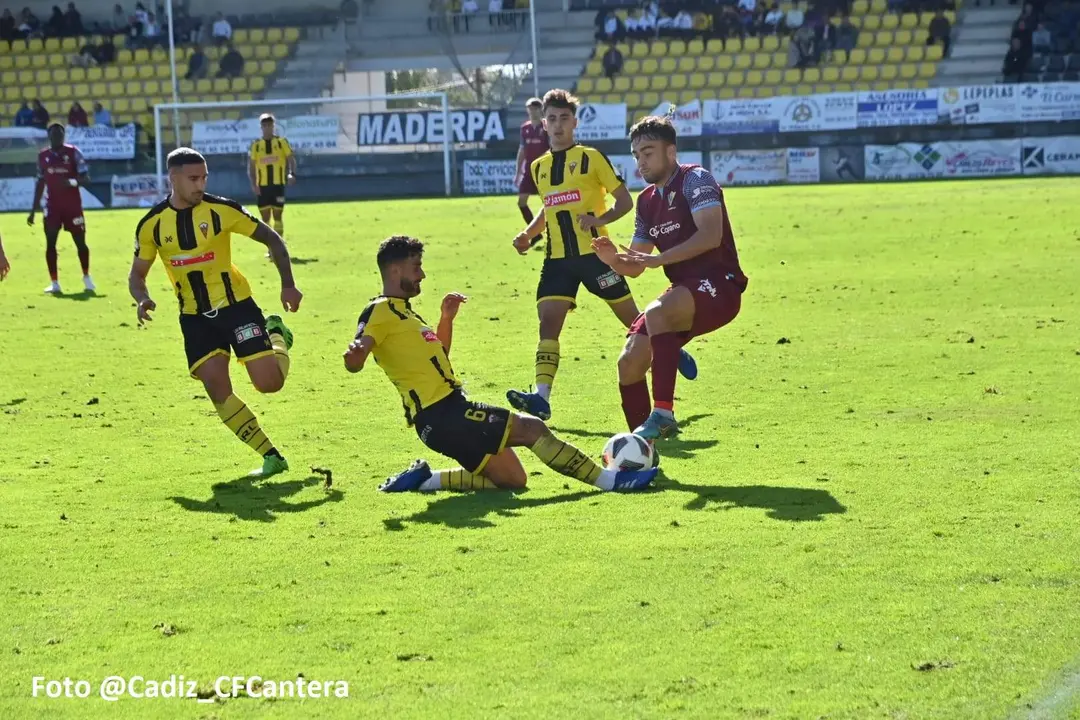 Lance del partido entre el San Roque de Lepe y el Cádiz B.