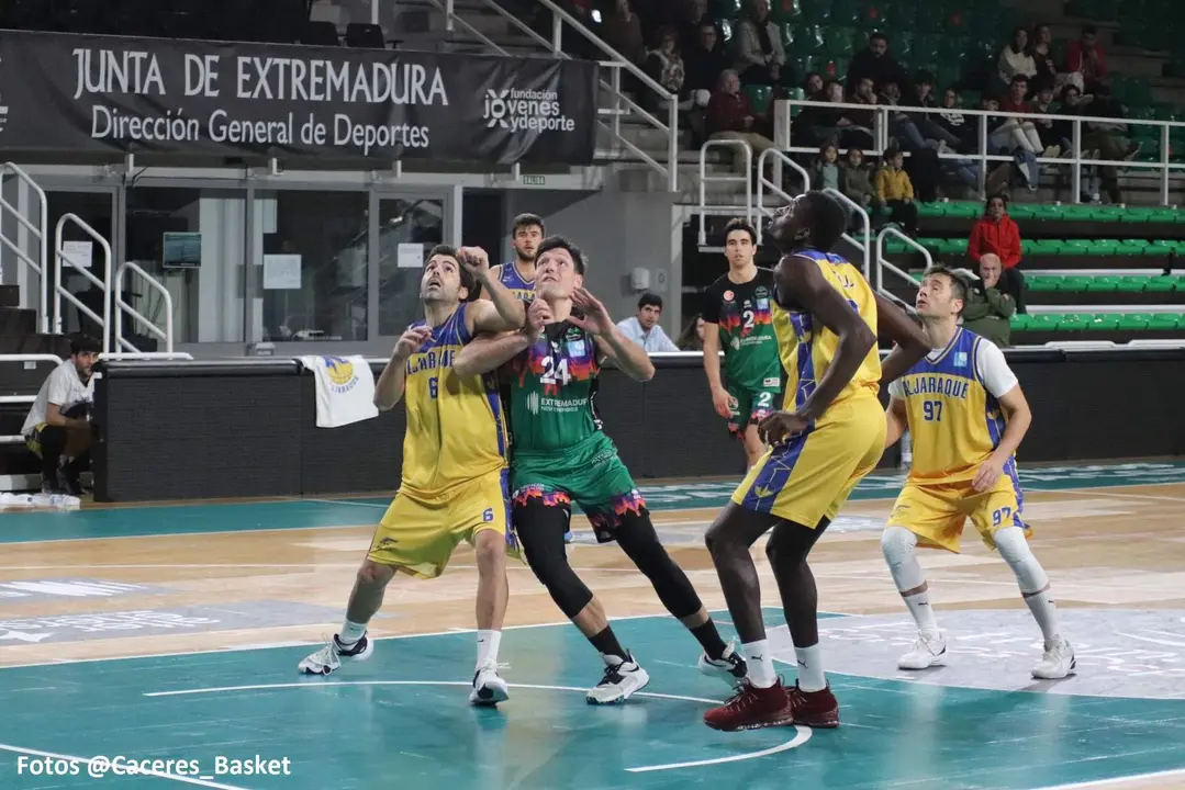 El filial del Cáceres en acción ante el Aljaraque.