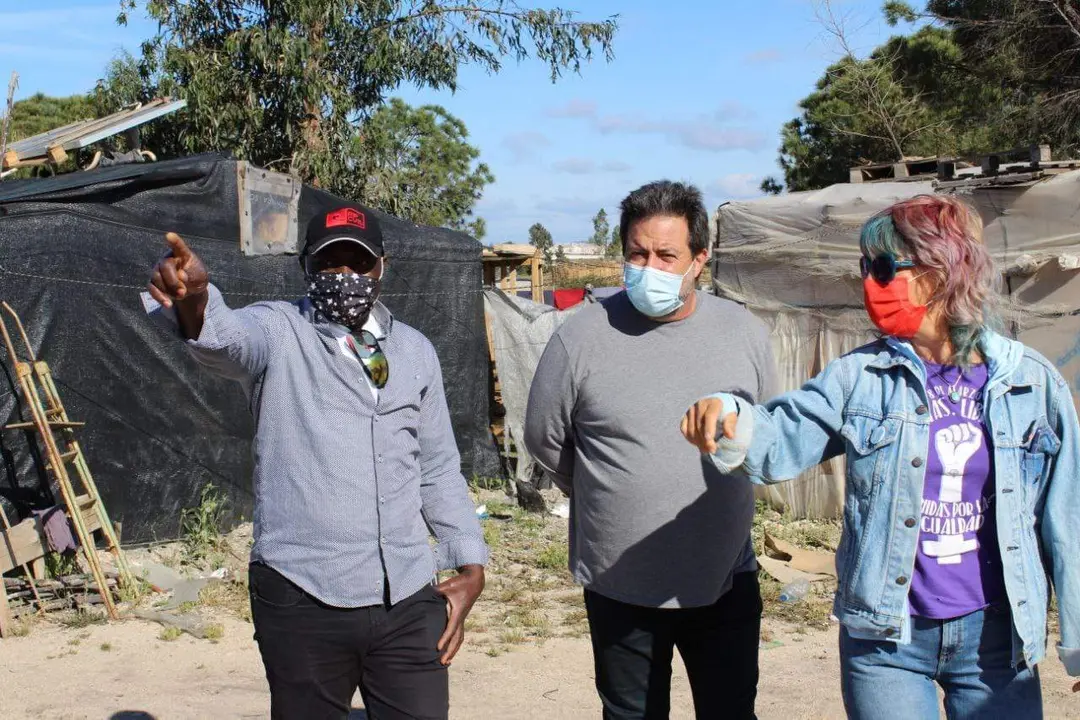 Manu Pineda en el asentamiento chabolista situado junto a Palos de la Frontera