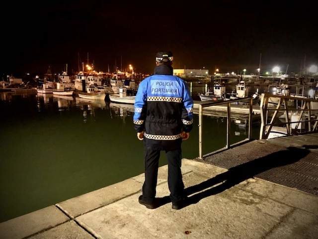 Policía Portuario realizando servicios en solitario