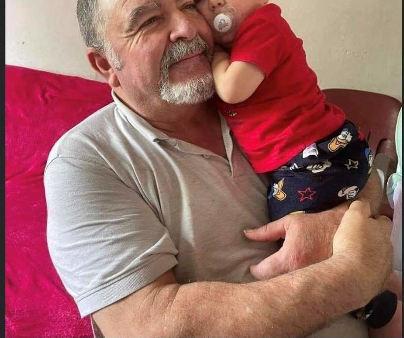 Abuelo y su nieto en una imagen distribuida por la familia el día que desaparecieron