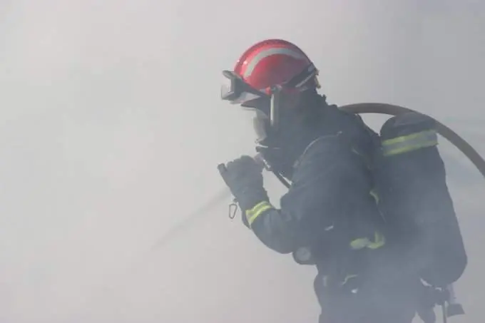 Agente del Consorcio en un incendio