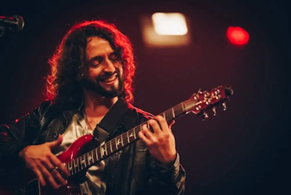 Moret a la guitarra
