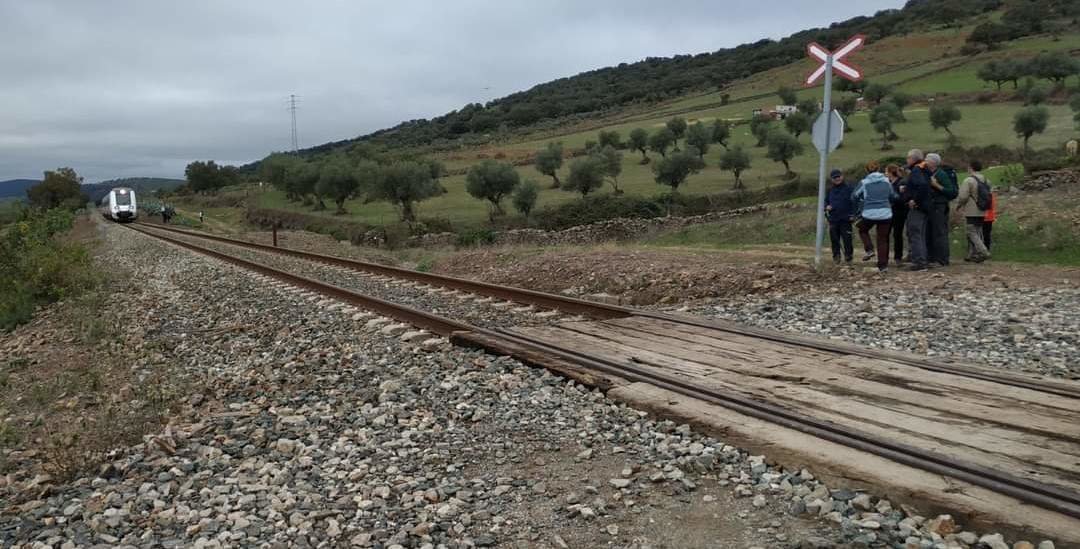 Senderistas junto a la línea Zafra-Huelva, casi abandonada por Renfe para el transporte de pasajeros. (Foto: M. González)
