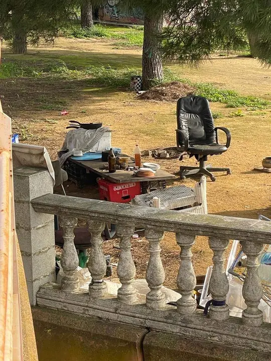 Objetos y basura acumulada en el Parque