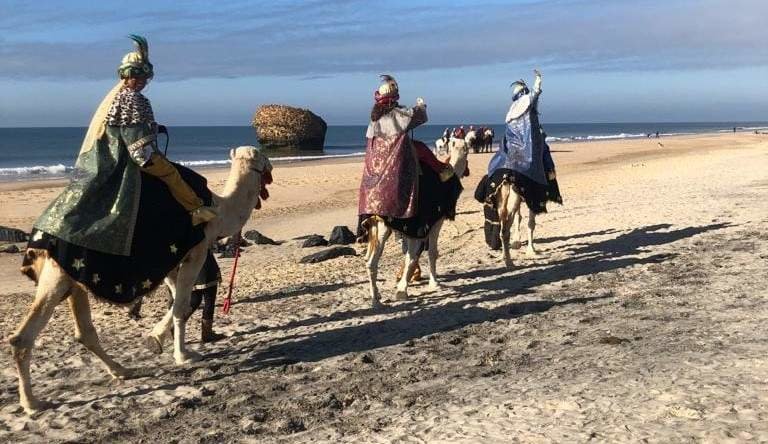 Los Reyes Magos, en camello por la playa de Matalascañas