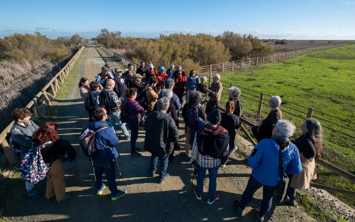 Visita de Ecologistas al Parque, donde se aprecia la marisma aun seca
