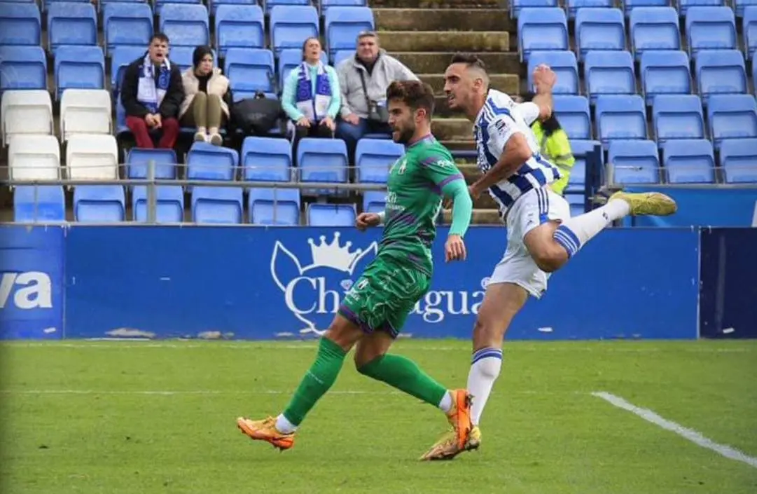 Pablo Caballero en acción con el Recre.